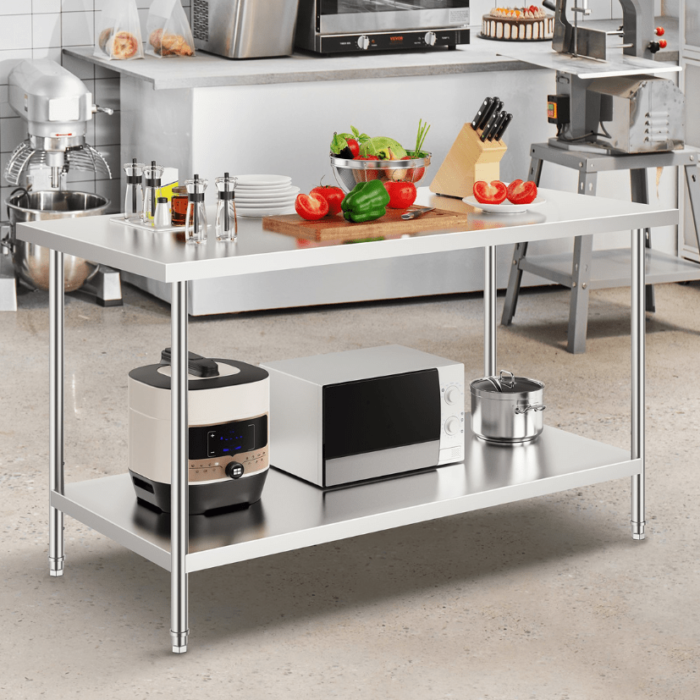 table en inox dans une cuisine professionnelle